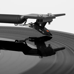 Photo of the Ortofon OM-5E cell on the TRIANGLE LUNAR 1 turntable