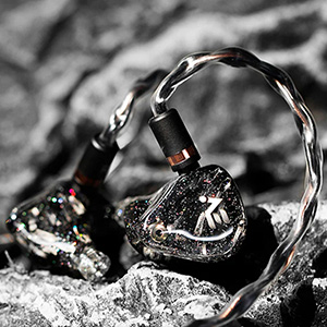 SHANLING AE10 10BA : earphones on a stone