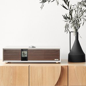 Ruark Audio R410 : vue de face à coté d'un vase