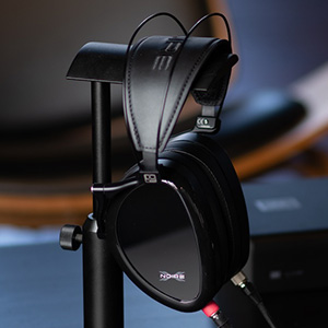 Dan Clark Audio Noire X : Casque sur un support