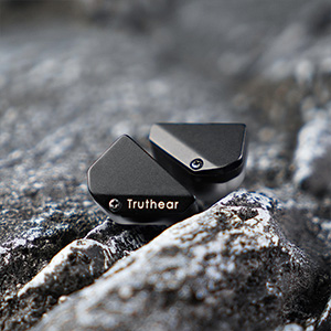 Truthear Hexa : earphones set on stone